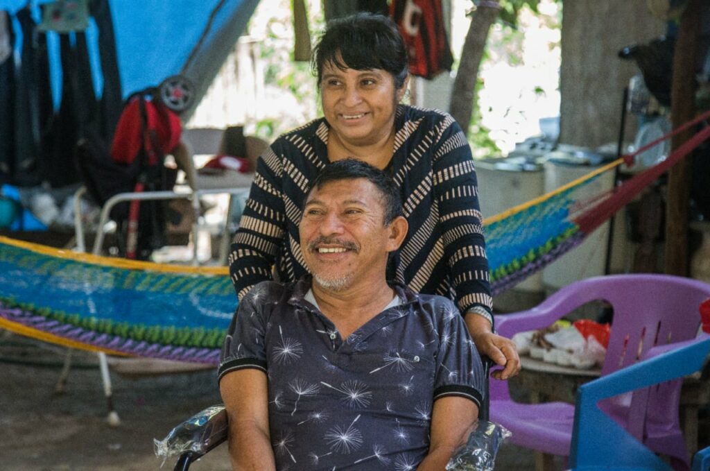 Entregan sillas de ruedas y cobertores a comunidades en Tulum