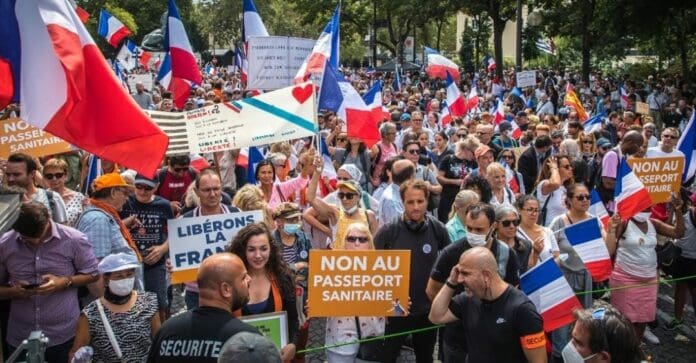 El presidente francés dio una entrevista que causó polémica, pues dijo que tiene ganas de fastidiar a los antivacunas. ¿Qué tal? Foto: EFE