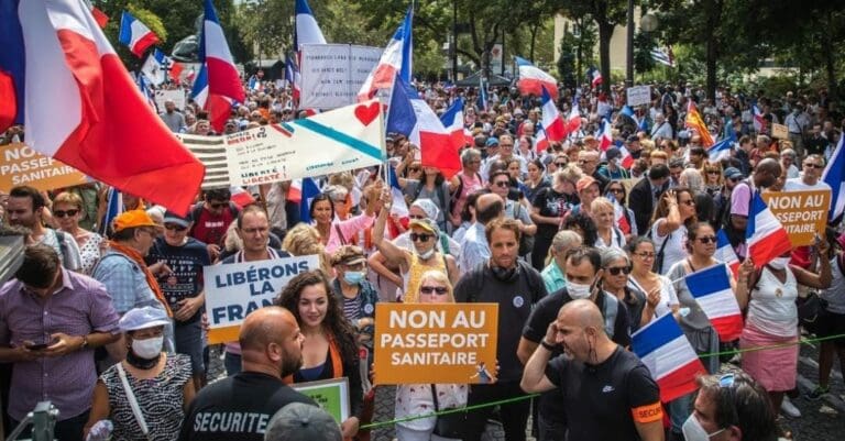 El presidente francés dio una entrevista que causó polémica, pues dijo que tiene ganas de fastidiar a los antivacunas. ¿Qué tal? Foto: EFE