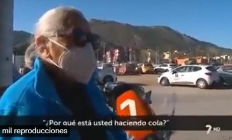 Ancianita confunde la fila para vacunarse con la de un partido y se vuelve viral