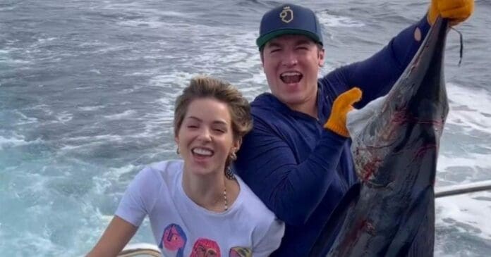 Samuel García y Mariana Rodríguez están envueltos en una nueva polémica, y es que se tomaron una foto con un pez y la subieron a internet. Foto: Redes sociales