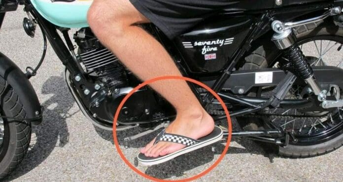 En el estado de Campeche quedará prohibido usar chanclas al momento de conducir una motocicleta, quien lo haga será multado. Foto: UrbanoZ Noticias