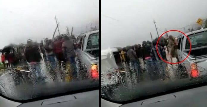 ¡SALVAJES! Manifestantes golpean a turista rusa por no darles dinero (+video)