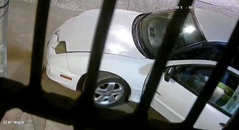Una grabación captó el momento en el que se roban un auto estacionado en Xalapa. Las imágenes muestran que se llevan el coche en segundos. Foto: Captura de video