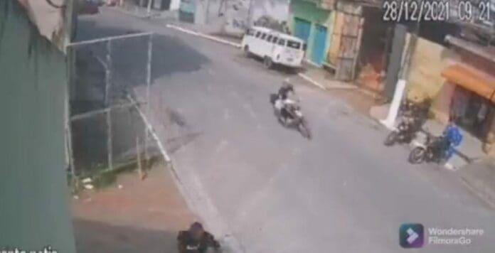 Un motociclista perdió la pierna luego de chocar con un automóvil y por ir a exceso de velocidad. Todo el lamentable incidente quedó grabado. Foto: Captura de video