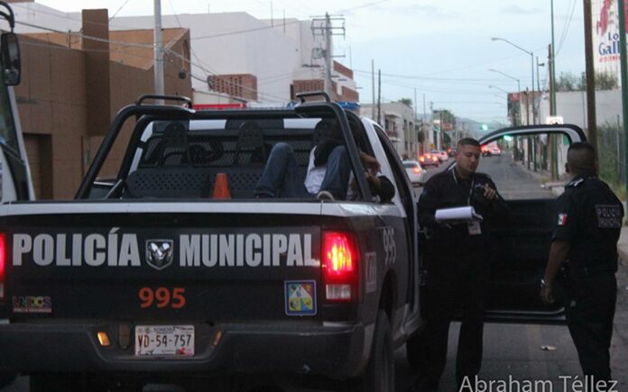 Oficiales de la Policía Quintana Roo realizaron la detención de dos personas por llevar droga
