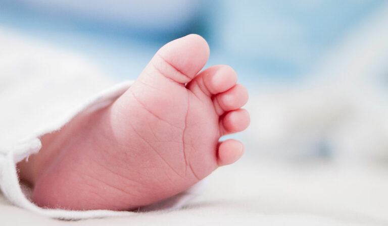 Mujer intenta asfixiar a su bebé con una manta: "Era malvado y gruñía"