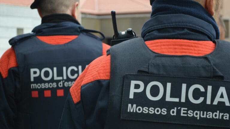Policía encuentra y desmantela orgía con más de 70 personas en Barcelona