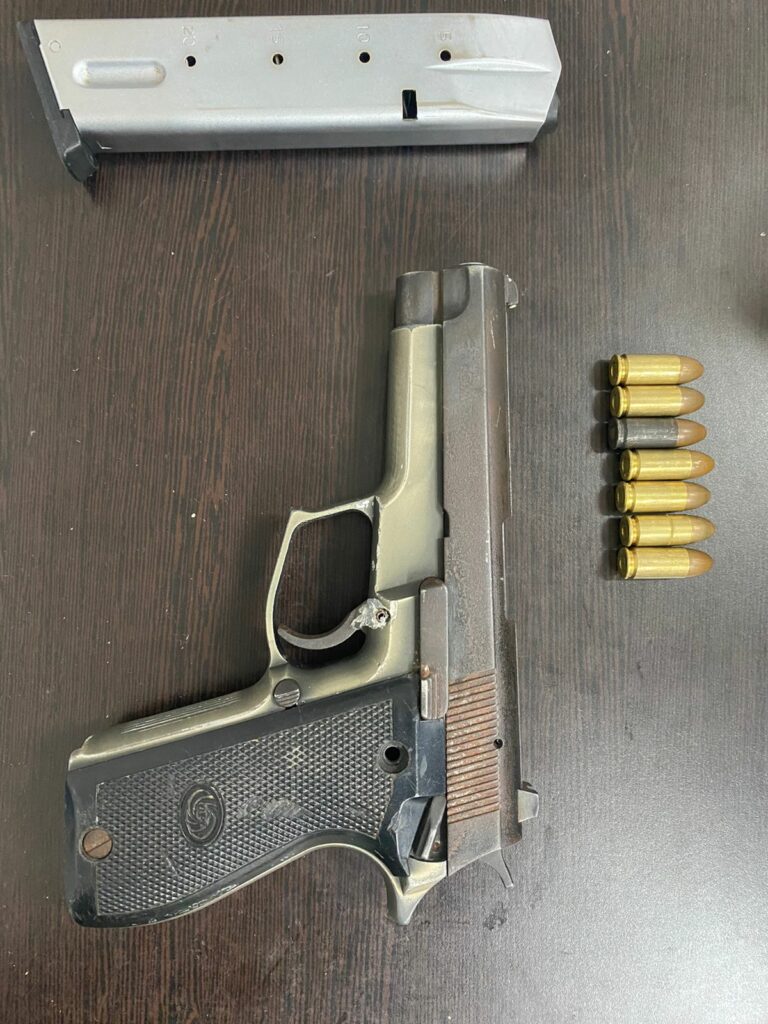 El arma que portaban los narcomenudistas detenidos en Playa del Carmen