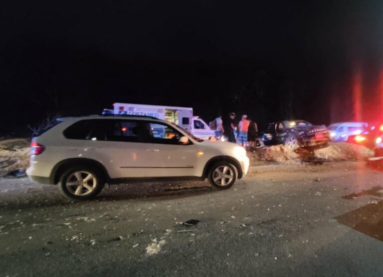 Choque entre camionetas deja tres lesionados