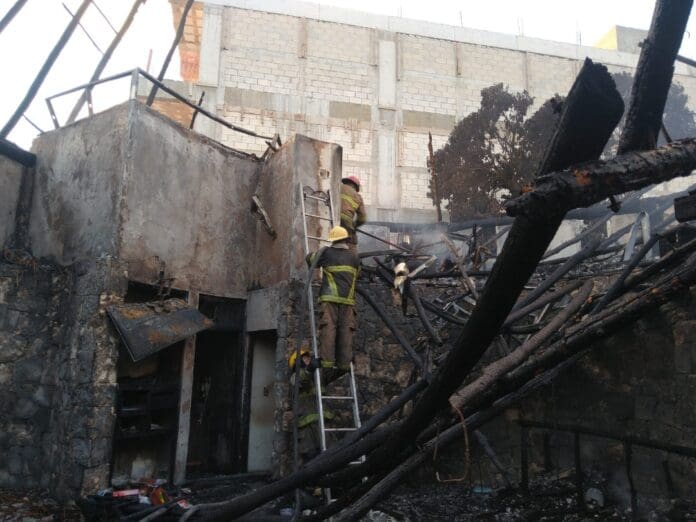 Un incendio dejó prácticamente en cenizas el bar de nombre 