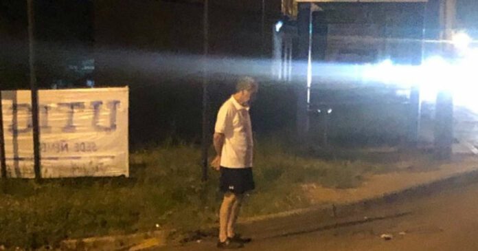 Papá espera a su hija todas las noches en la parada del camión para que no camine sola