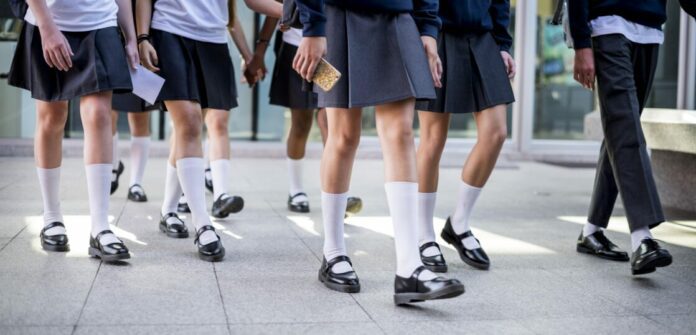 Alumnas de prepa acusan a directora de machismo tras medir sus faldas