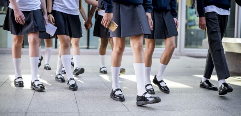 Alumnas de prepa acusan a directora de machismo tras medir sus faldas