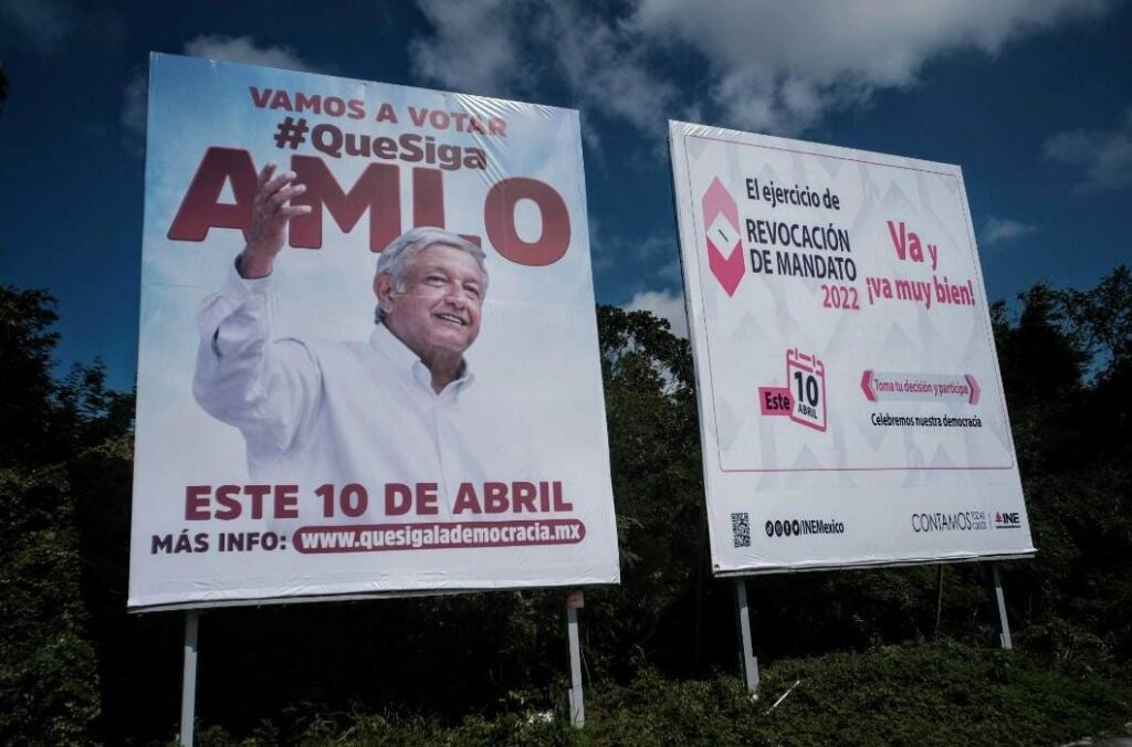 Aparecen más espectaculares con la figura de AMLO en Cancún
