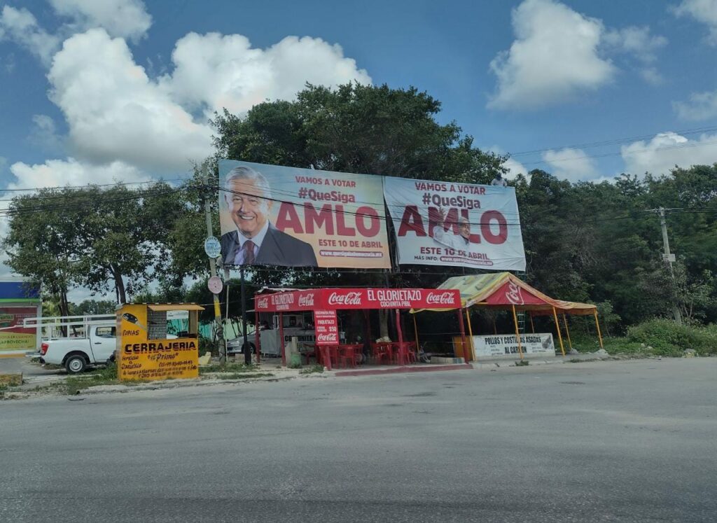 Aparecen más espectaculares con la figura de AMLO en Cancún