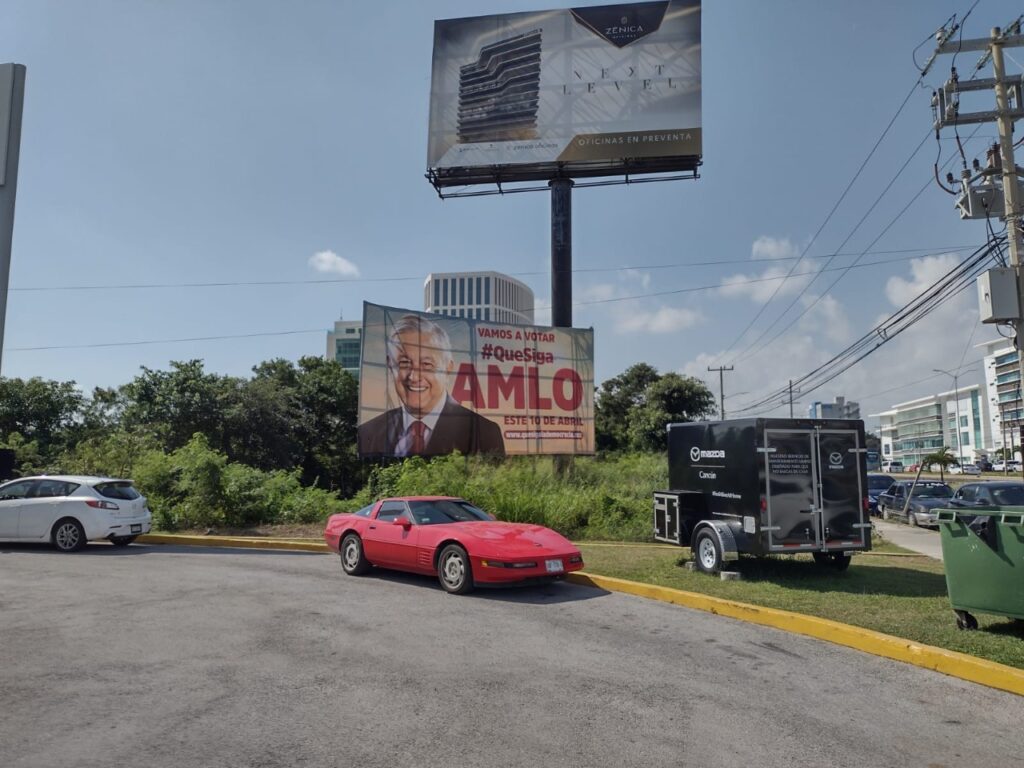 Aparecen más espectaculares con la figura de AMLO en Cancún