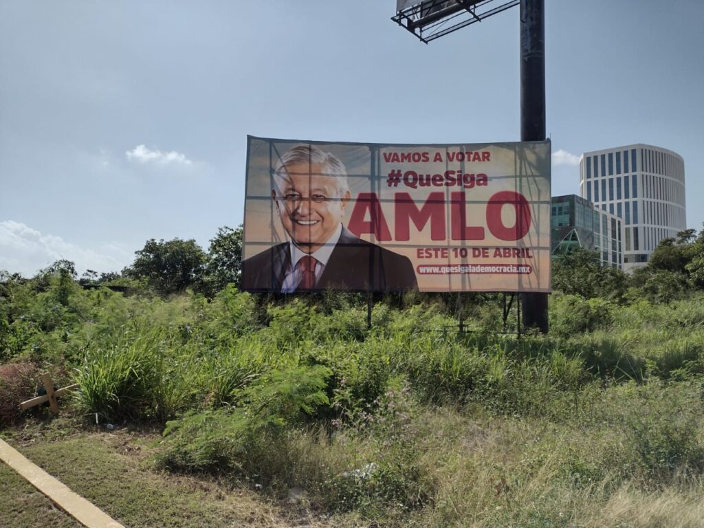 Aparecen más espectaculares con la figura de AMLO en Cancún