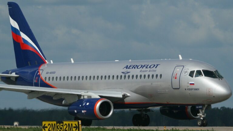 Rusia prohíbe a aerolíneas de 36 países usar su espacio aéreo