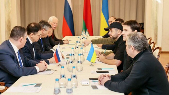 Ucrania y Rusia se verán por primera vez las caras este lunes en un tímido inicio del diálogo que arranca entre recelos, como lo han dicho sus principales actores.