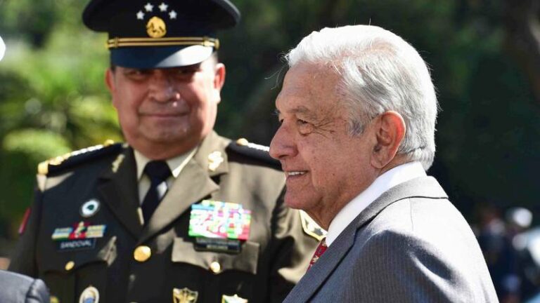 Mitin pro AMLO consigue juntar afluencia mínima