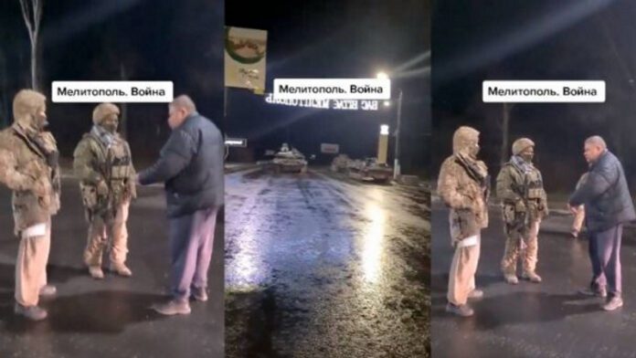 Abuelo regaña a soldados rusos por invadir Ucrania