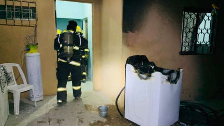 Hombre intenta quemar la casa de su madre; fuego alcanzó a consumir lavadora