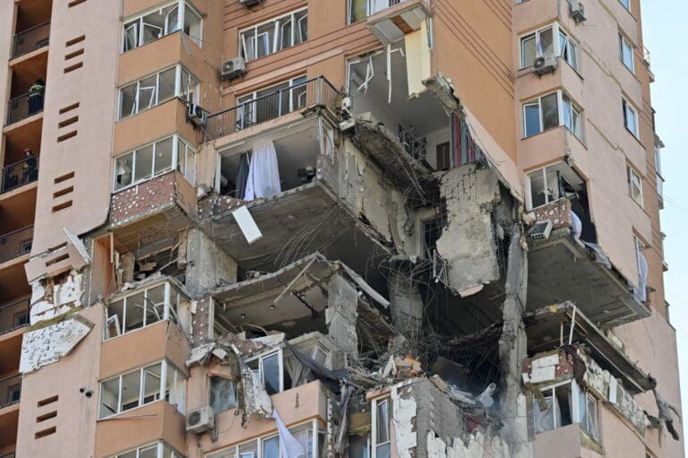 VIDEO: Misil ruso impacta contra edificio residencial de 30 pisos en Kiev