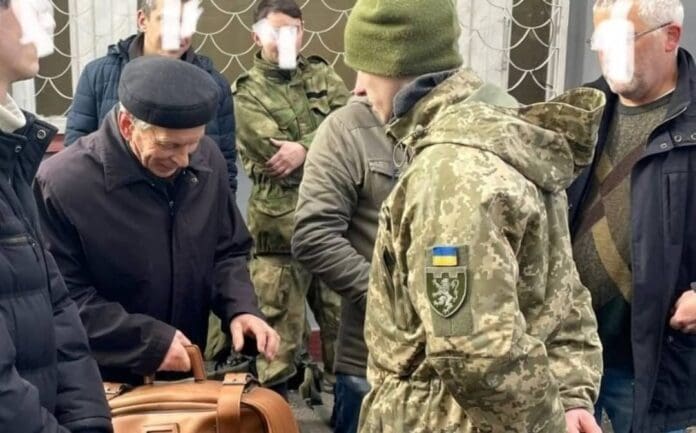 Abuelito de 80 años se une al ejército ucraniano tras invasión rusa: 