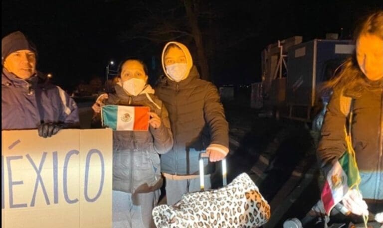 Arriban las primeras familias mexicanas a Rumania, tras huir de Ucrania