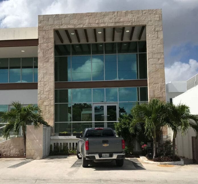 Asaltan notaría en Cancún y se llevan 200 mil pesos