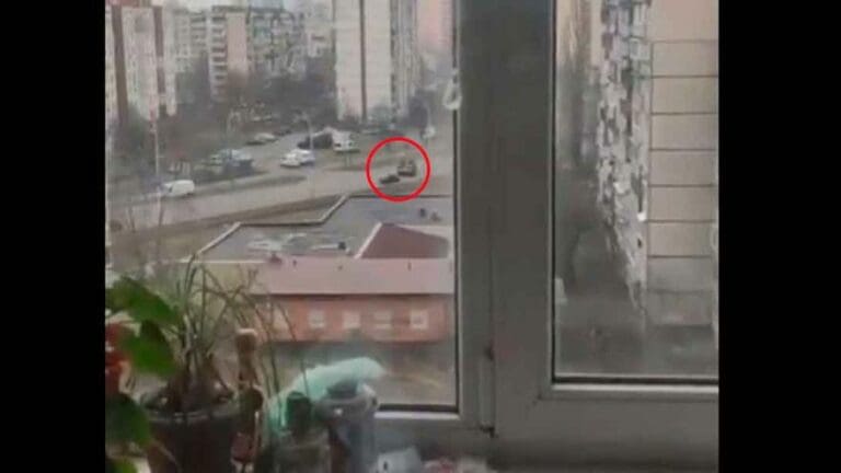 Tanque pasa por encima de un automóvil particular en Ucrania