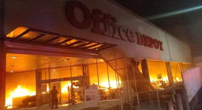 Un incendio dejó hecha cenizas la sucursal de un Office Depot en la Ciudad de México; por suerte no hubo víctimas que lamentar. Foto: Bomberos Cdmx
