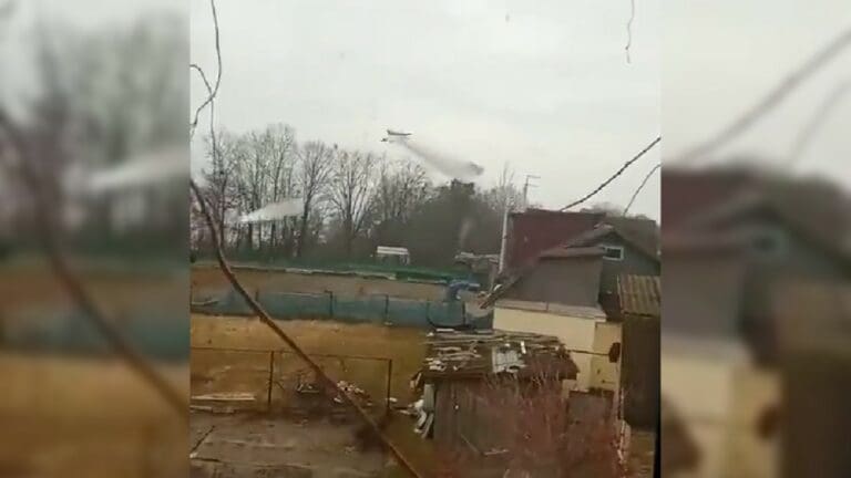 VIDEO: Niños lloran por temor ante bombardeo de aviones rusos en Ucrania