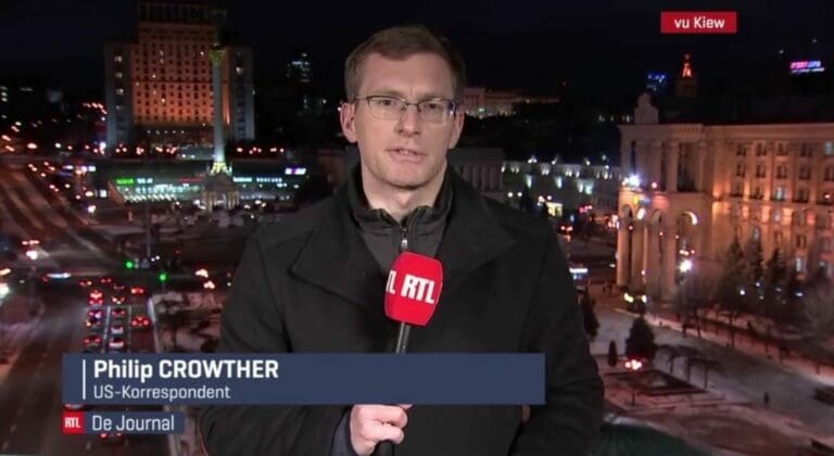 Un reportero se ha hecho famoso en redes sociales luego que compartiera un video en el que se le aprecia hablando seis idiomas. Foto: Captura de video