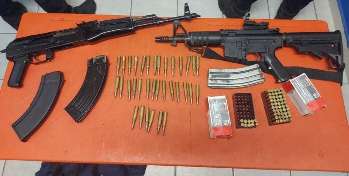 Mediante un operativo policías detectaron armas largas, cartuchos útiles y cargadores en el fraccionamiento Real Ibiza de Playa del Carmen. Foto: SP de Solidaridad