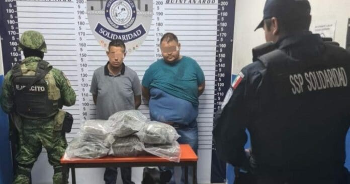 Dos sujetos fueron detenidos en Playa del Carmen al serles descubiertos seis paquetes con marihuana en el vehículo en que se trasladaban. Foto: SP de Solidaridad