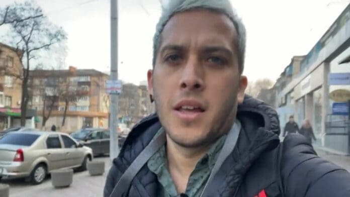 Youtuber Alex Tienda comparte historias desde Ucrania por ataque de Rusia: 'Están bombardeando'