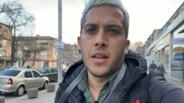 Youtuber Alex Tienda comparte historias desde Ucrania por ataque de Rusia: 'Están bombardeando'
