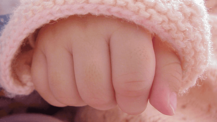 Bebita es hallada en un departamento; sus padres murieron por sobredosis