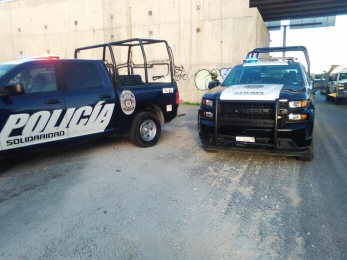 abandonan dos cuerpos en puente vehicular de Playa del Carmen