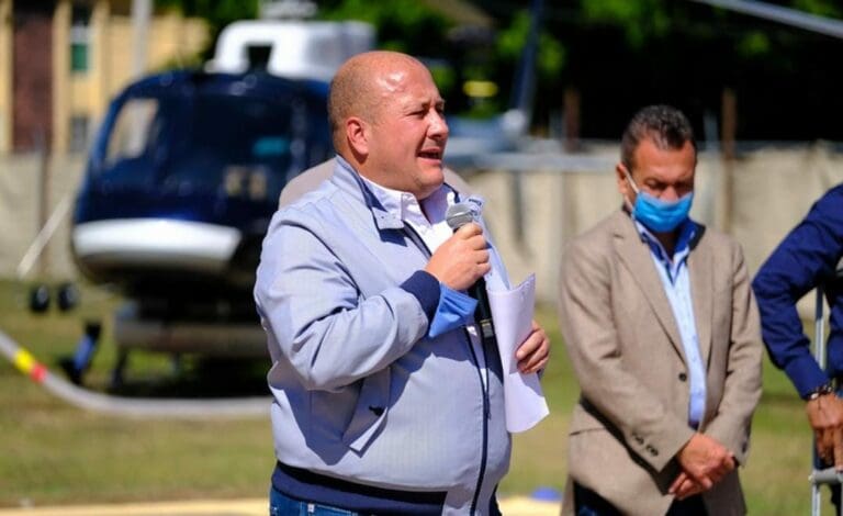 No conforme con no hacer su trabajo, ahora Enrique Alfaro se puso a criticar a las buscadoras de Sonora que acudieron a su estado. Foto: Redes sociales