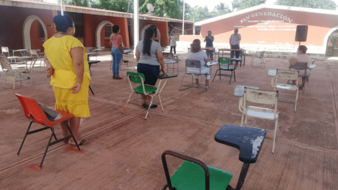 ¡Niños valientes! Alumnos quintanarroenses exhiben a su maestro faltista