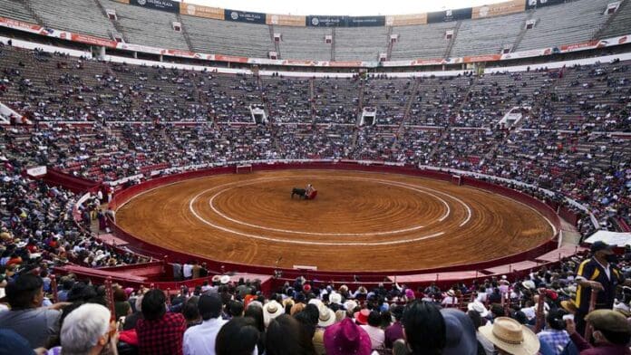 Plaza México cierra temporada con protestas en contra de la tauromaquia