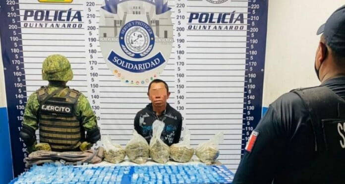 Un sujeto fue detenido por las autoridades de Playa del Carmen luego de encontrarle 340 dosis de droga en su poder cuando iba en un autobús. Foto: SP de Solidaridad