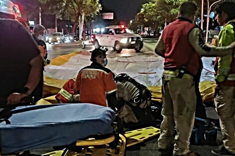 Hombre se lanza de un puente de 12 metros y sobrevive