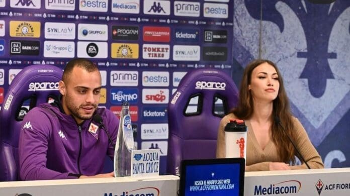 Un futbolista de la Fiorentina ha sido sumamente criticado tras ser captado mirando de forma obscena a la jefa de prensa de su club. Foto: Instagram de Rossella Petrillo
