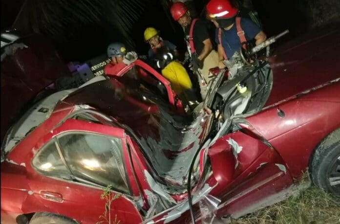 Dos funcionarios de la Secretaría de Salud estatal perdieron la vida tras un choque ocurrido la noche del domingo en la zona sur. Foto: SIM