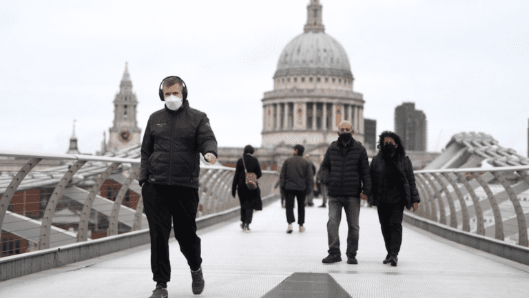 Reino Unido dejará de exigir el autoaislamiento tras dar positivo a COVID-19