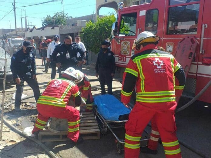Policías rescatan a persona con discapacidad en un incendio